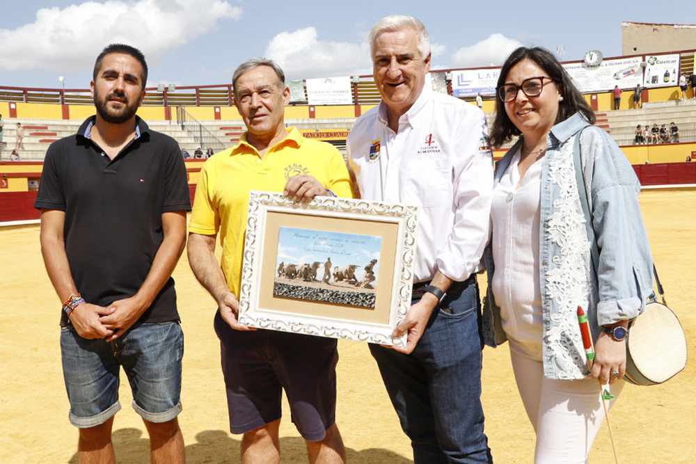 Primer encierro de Almodóvar con homenaje a Tomás Nevado