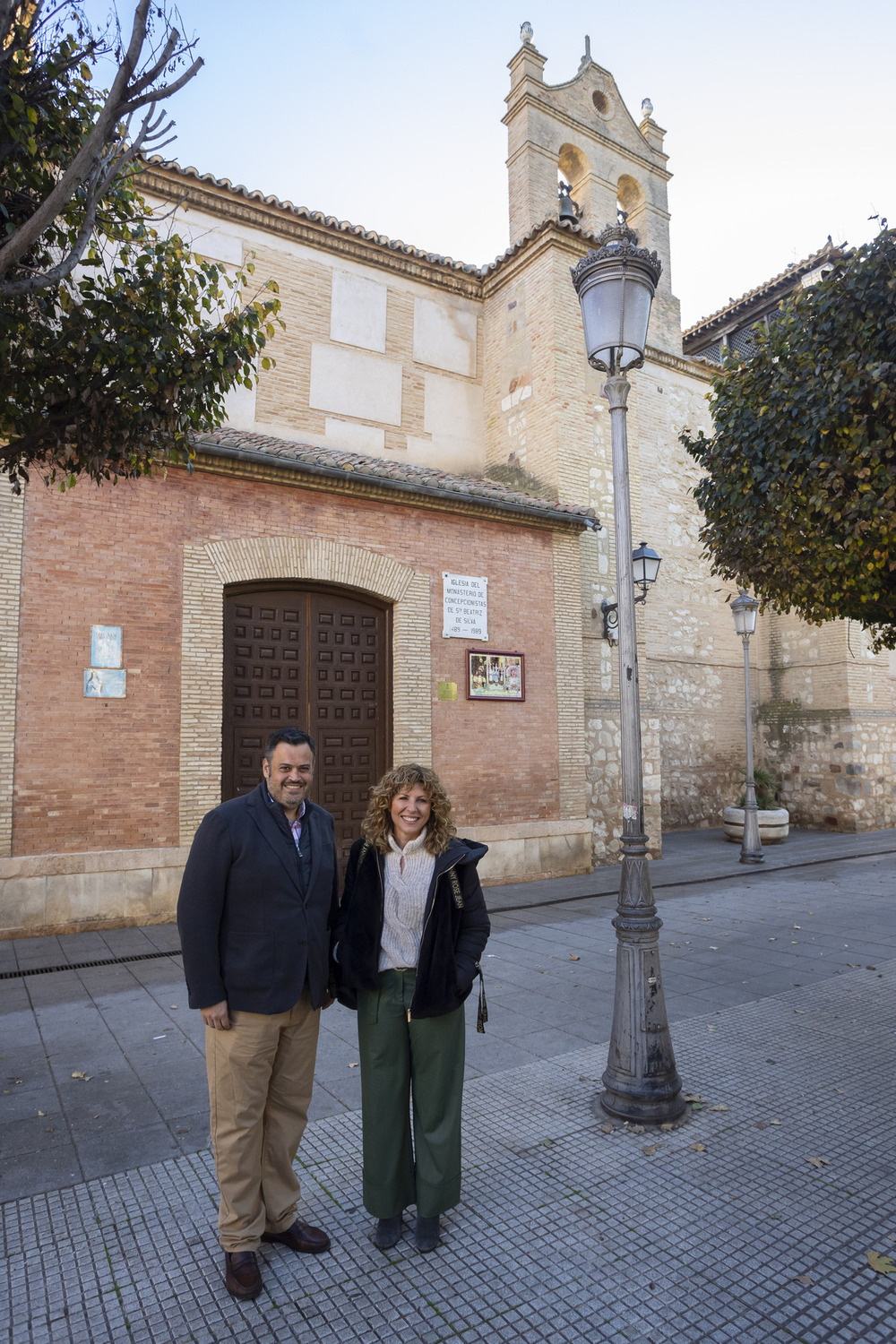 Miguel Hervás y Yolanda Torres, a las puertas del convento de las Terreras