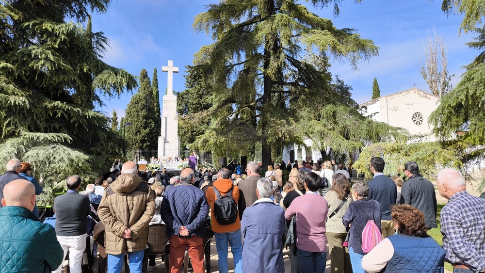 Las puertas del cementerio recuerdan a Todos los Difuntos