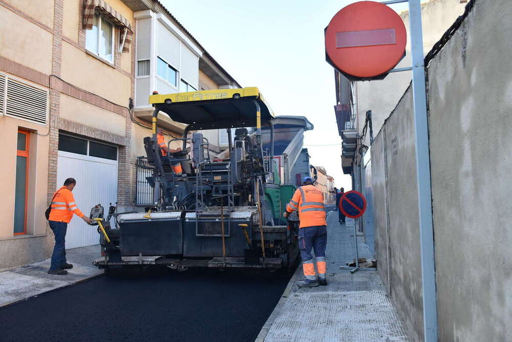 Arrancan los trabajos de asfaltado desde la calle Miguel Ángel