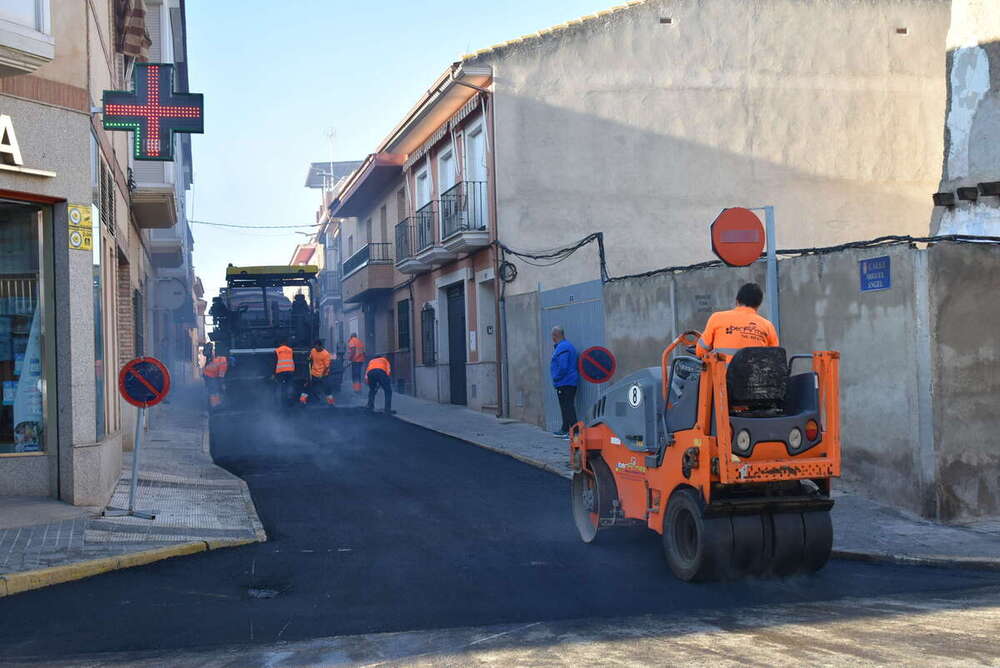 Arrancan los trabajos de asfaltado desde la calle Miguel Ángel