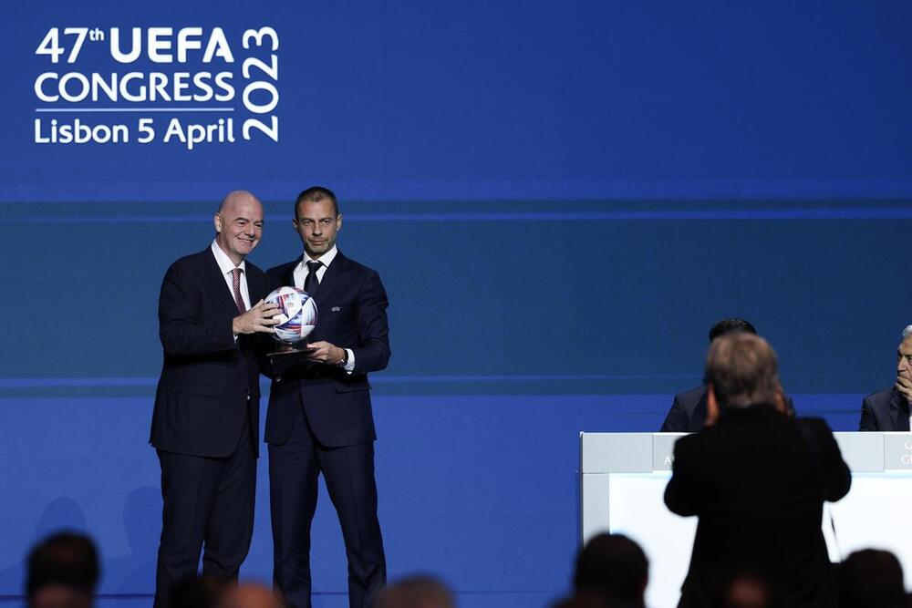 Foto de archivo del presidente de la FIFA Gianni Infantino (i) junto al presidente de la UEFA Aleksander Ceferin (d). 