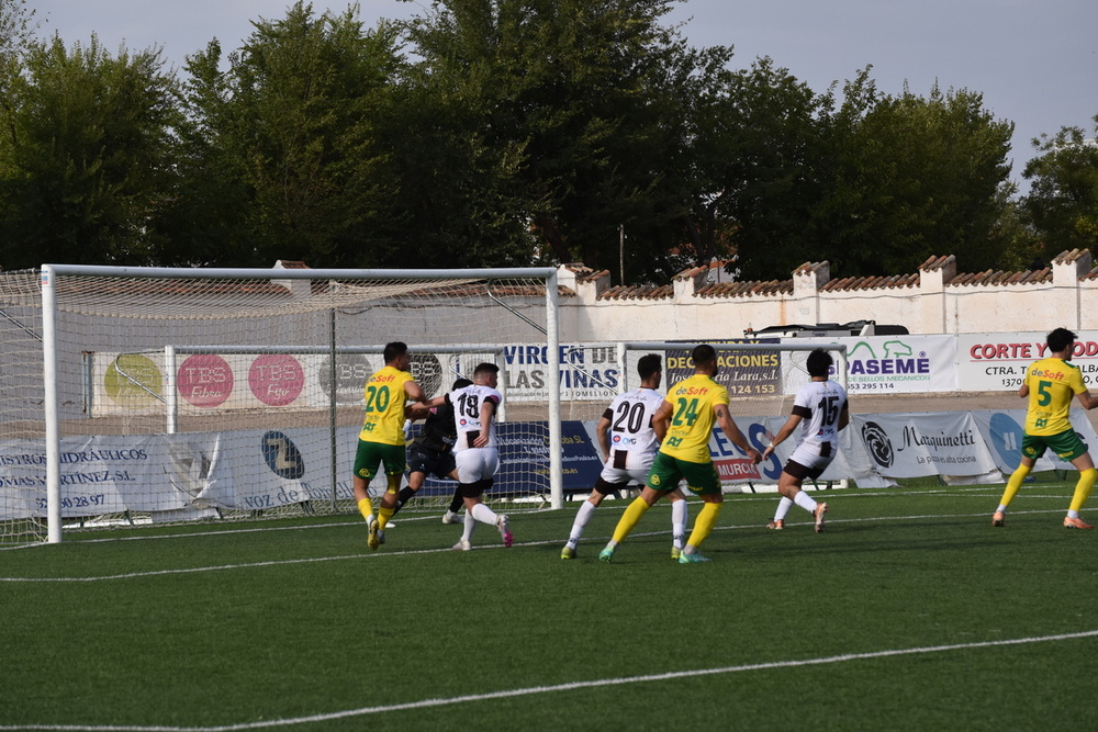 Moratalla (a la derecha con el 5) espera el balón en el área para rematar a gol.