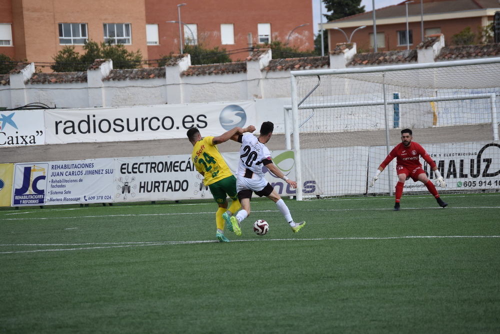 Izan (24) desbarata en última instancia el contragolpe de Ricardo (20) ante un Monreal que salvó a su equipo.