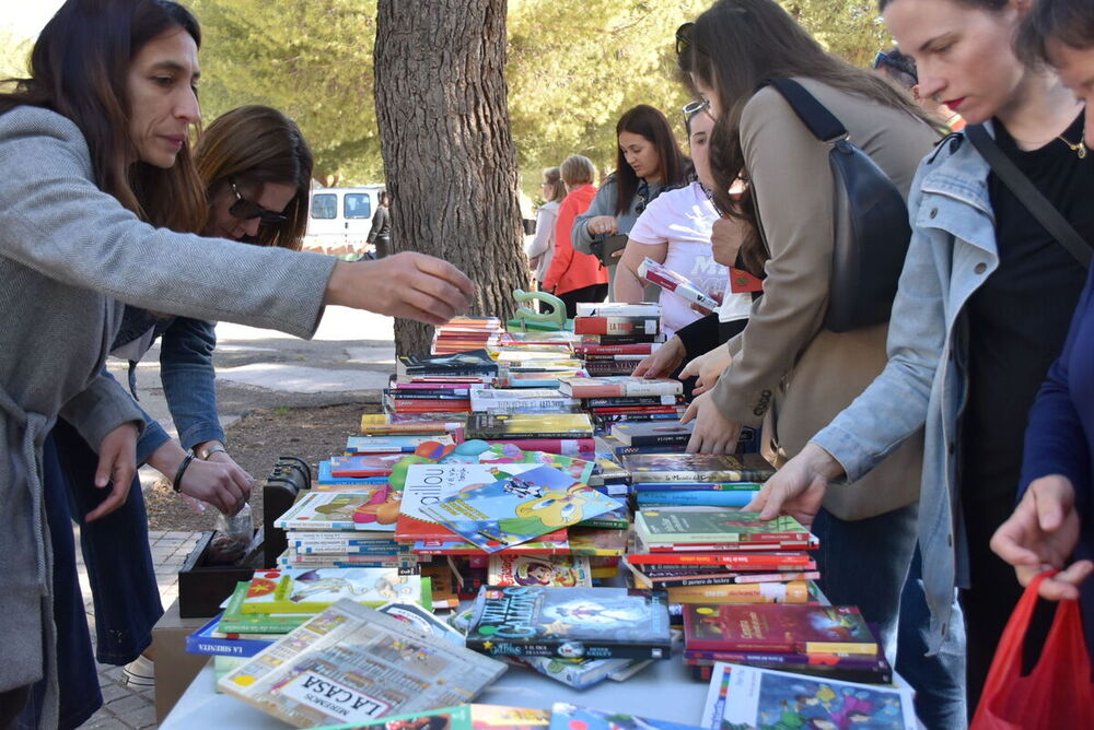 La Biblioteca saca a la calle su mercadillo solidario