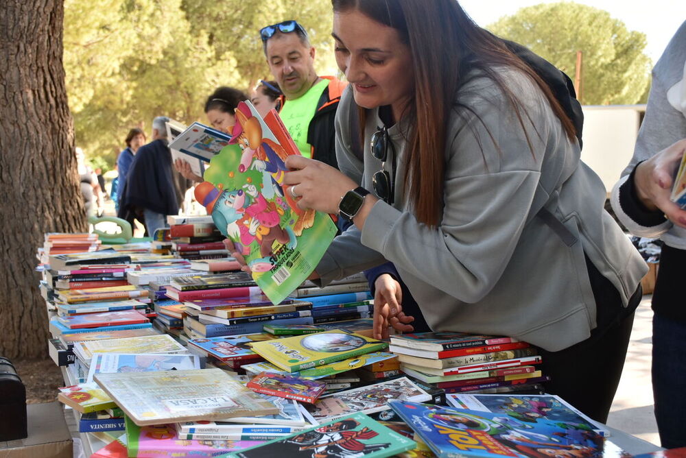 La Biblioteca saca a la calle su mercadillo solidario