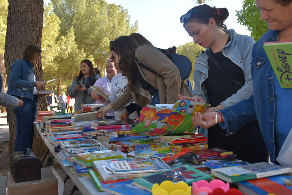 La Biblioteca saca a la calle su mercadillo solidario