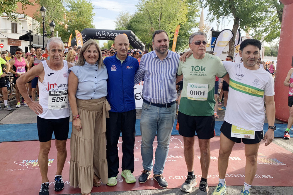 Autoridades y organizadores, antes de la salida.