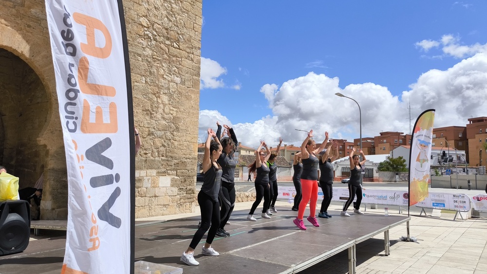 ‘Muévete por la ELA’ llena la Puerta de Toledo de solidaridad