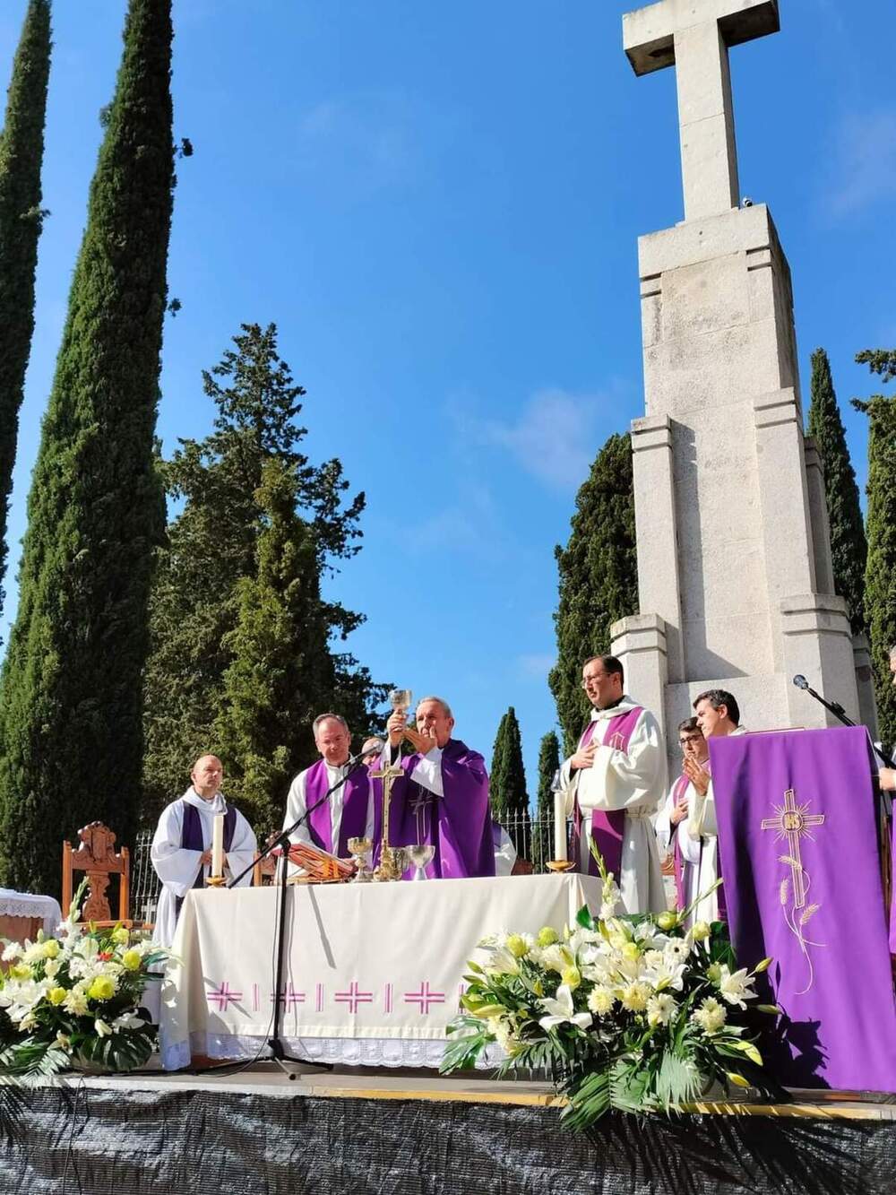 Las puertas del cementerio recuerdan a Todos los Difuntos