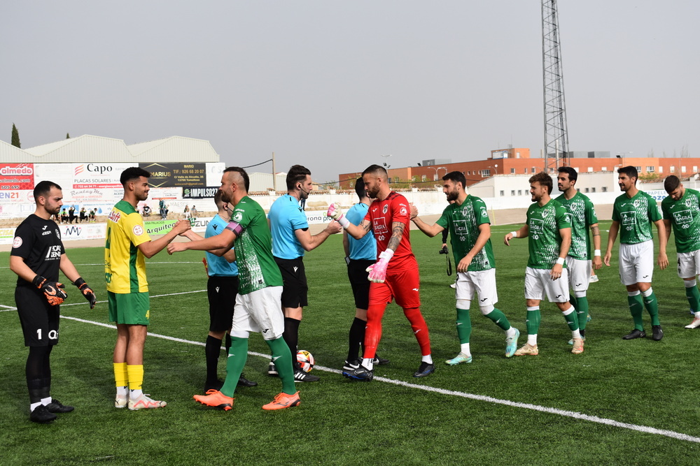 Los jugadores de los dos equipos se saludan antes del partido.