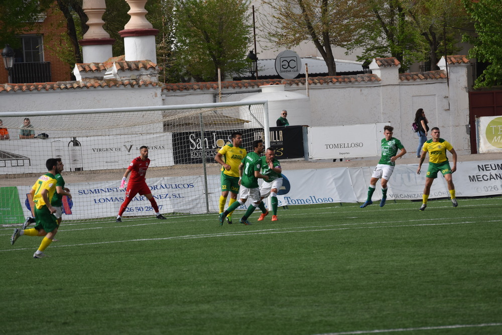 Carlos Arroyo es defendido por dos jugadores del Toledo.