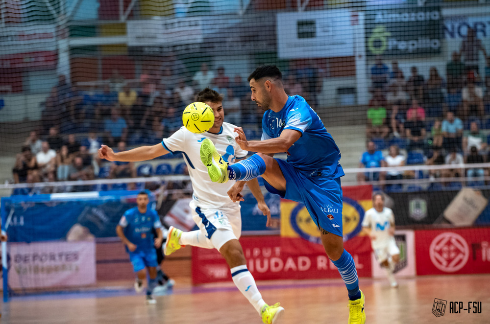 Eloy Rojas intenta controlar un balón.