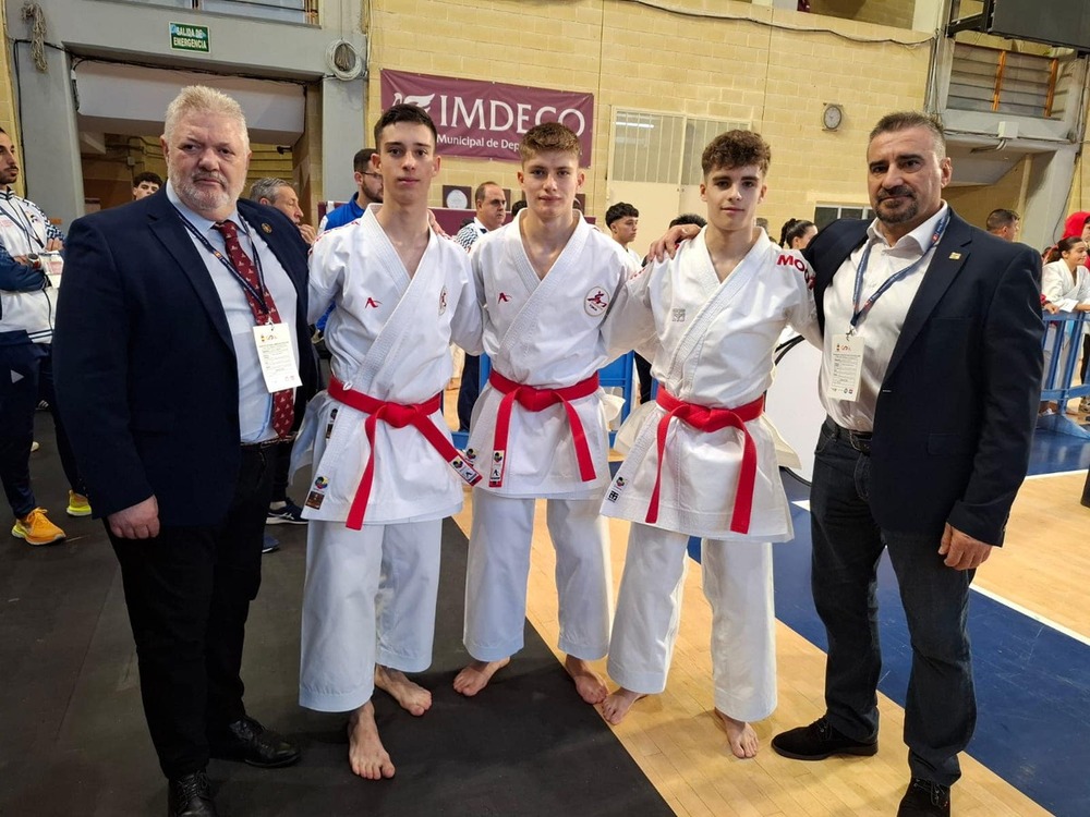 Equipo de katas que logró el bronce, con Javier Velacoracho.