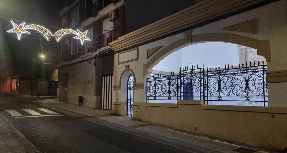 La Fuente de los Cinco Caños realza su belleza de noche