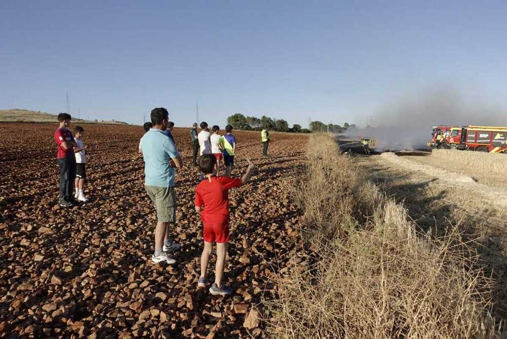 Algunos vecinos, en el lugar del incendio.  