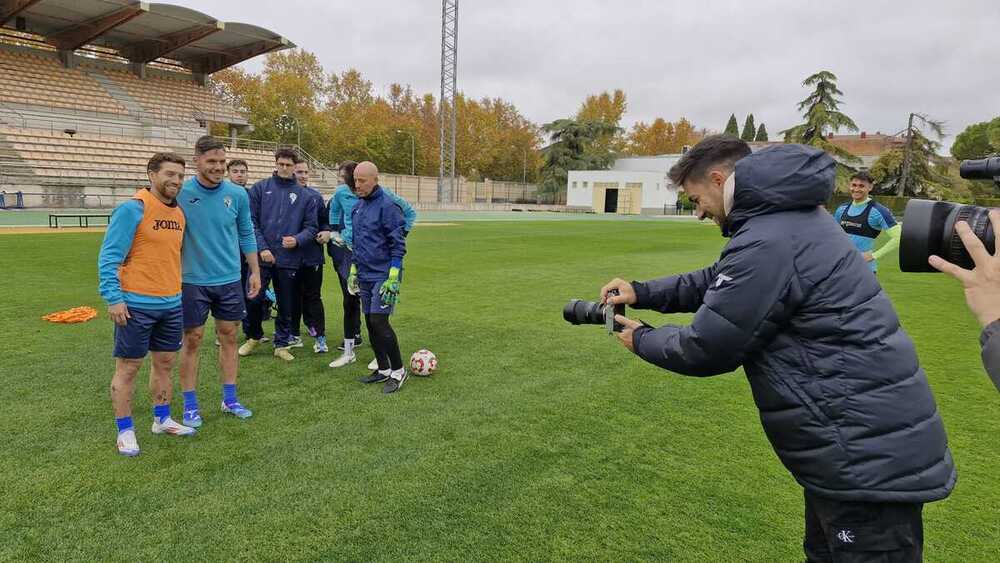 Papu Gómez se hizo foto con todos los jugadores del Manchego.