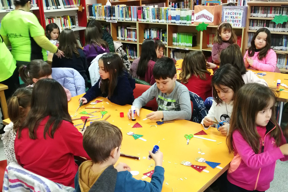 Taller de manualidades en el biblioteca de Argamasilla de Alba