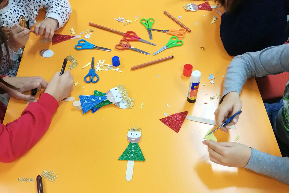 Taller de manualidades en el biblioteca de Argamasilla de Alba