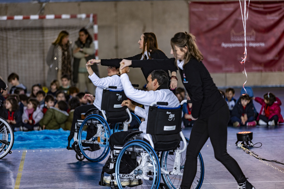 Baile Inclusivo en los marianistas, Oretania , fundación la caixa, gente en silla de ruedas bailando  / RUEDA VILLAVERDE