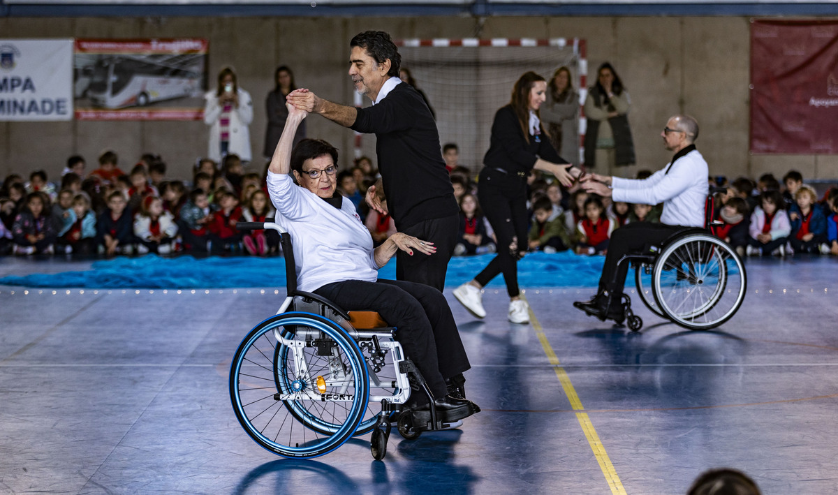 Baile Inclusivo en los marianistas, Oretania , fundación la caixa, gente en silla de ruedas bailando  / RUEDA VILLAVERDE