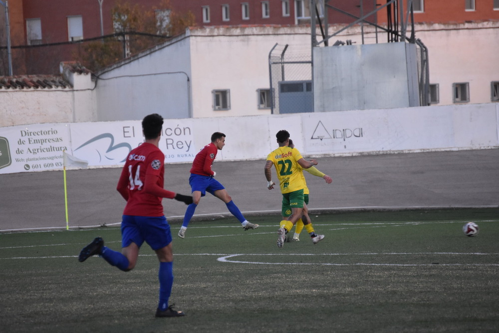 Alberto Abengózar le pega en el área local, perseguido por Yeison (22), para hacer el único gol del partido.