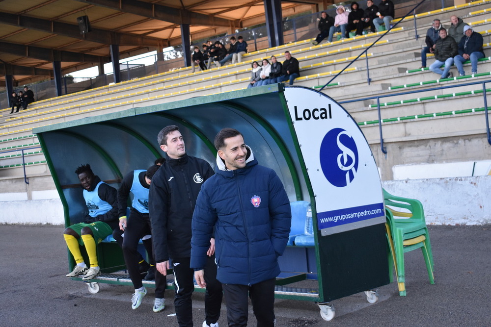 Morales (izquierda) y Pablo Fuentes se saludan antes del inicio del partido.