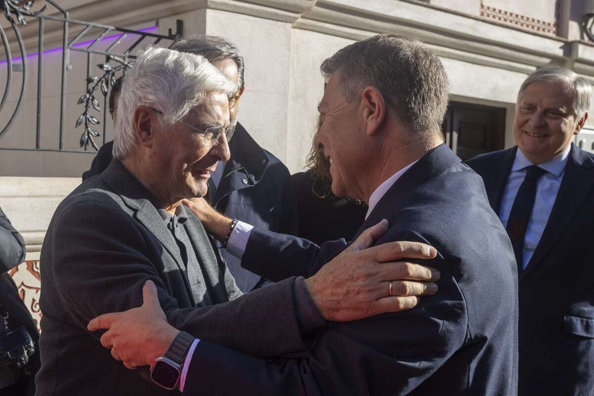 Emiliano García-Page inaugura el antiguo palacete de la Cruz Roja  / TOMÁS FDEZ. DE MOYA