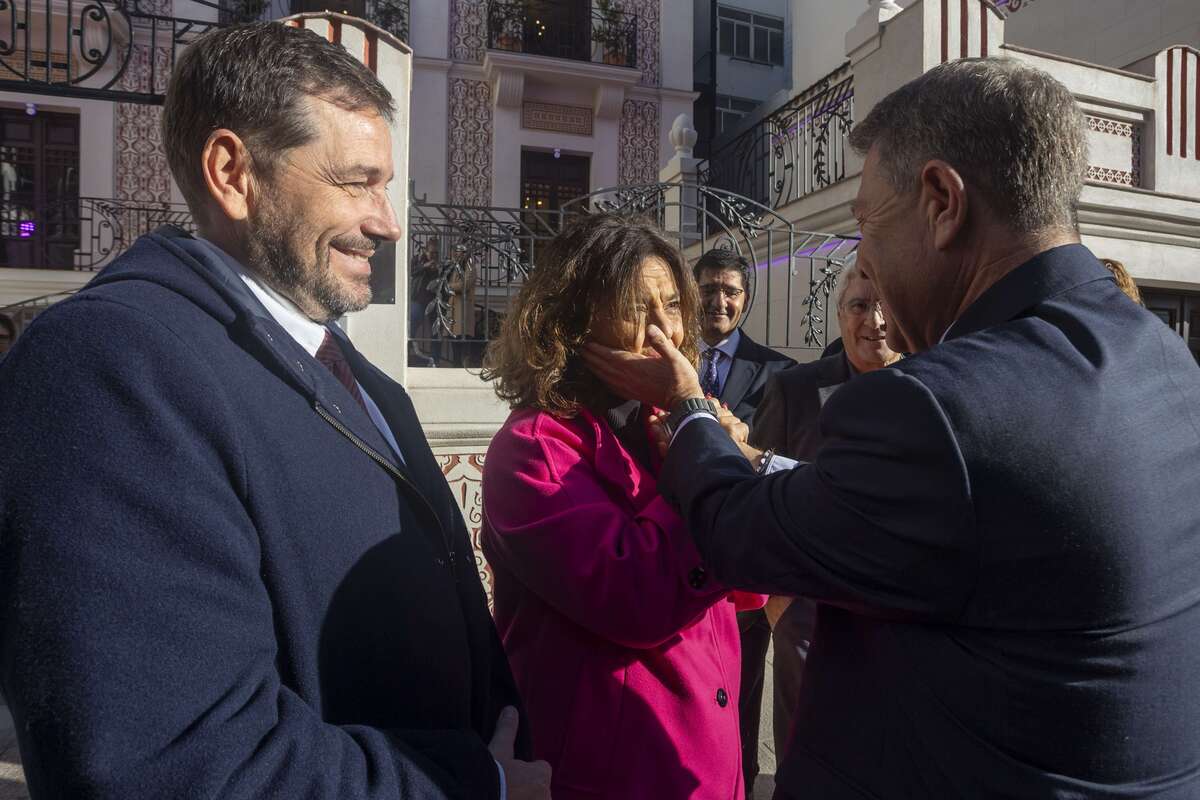 Emiliano García-Page inaugura el antiguo palacete de la Cruz Roja  / TOMÁS FDEZ. DE MOYA