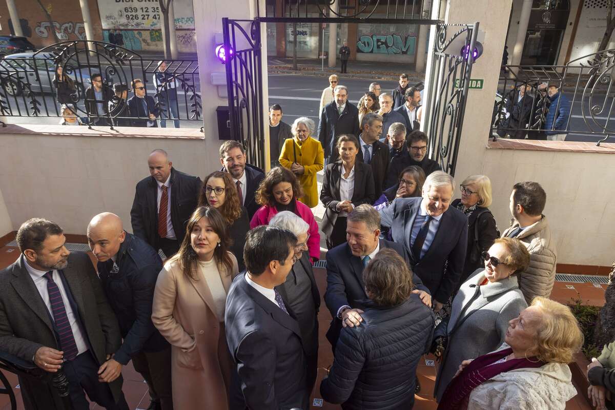 Emiliano García-Page inaugura el antiguo palacete de la Cruz Roja  / TOMÁS FDEZ. DE MOYA