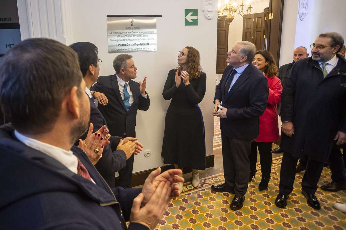 Emiliano García-Page inaugura el antiguo palacete de la Cruz Roja  / TOMÁS FDEZ. DE MOYA