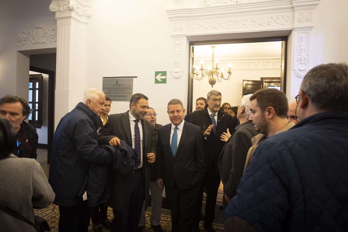 Emiliano García-Page inaugura el antiguo palacete de la Cruz Roja  / TOMÁS FDEZ. DE MOYA