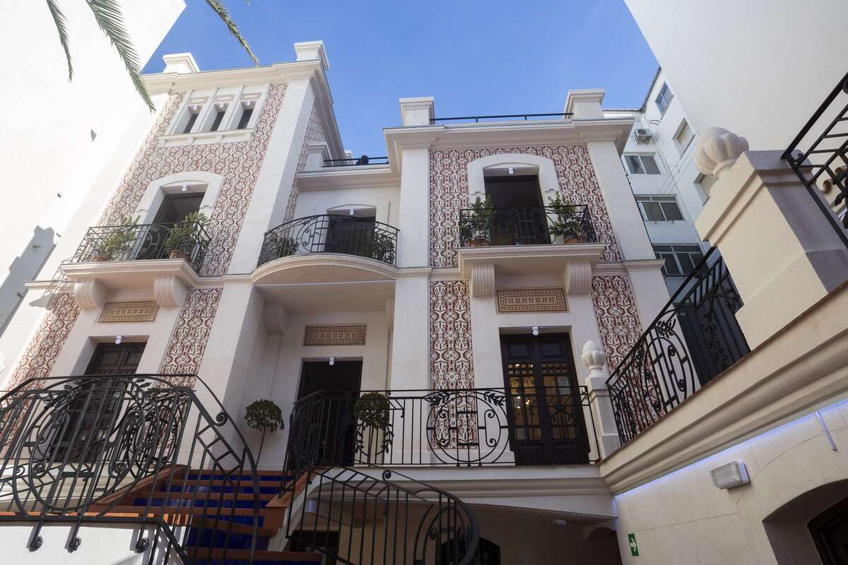 Emiliano García-Page inaugura el antiguo palacete de la Cruz Roja  / TOMÁS FDEZ. DE MOYA