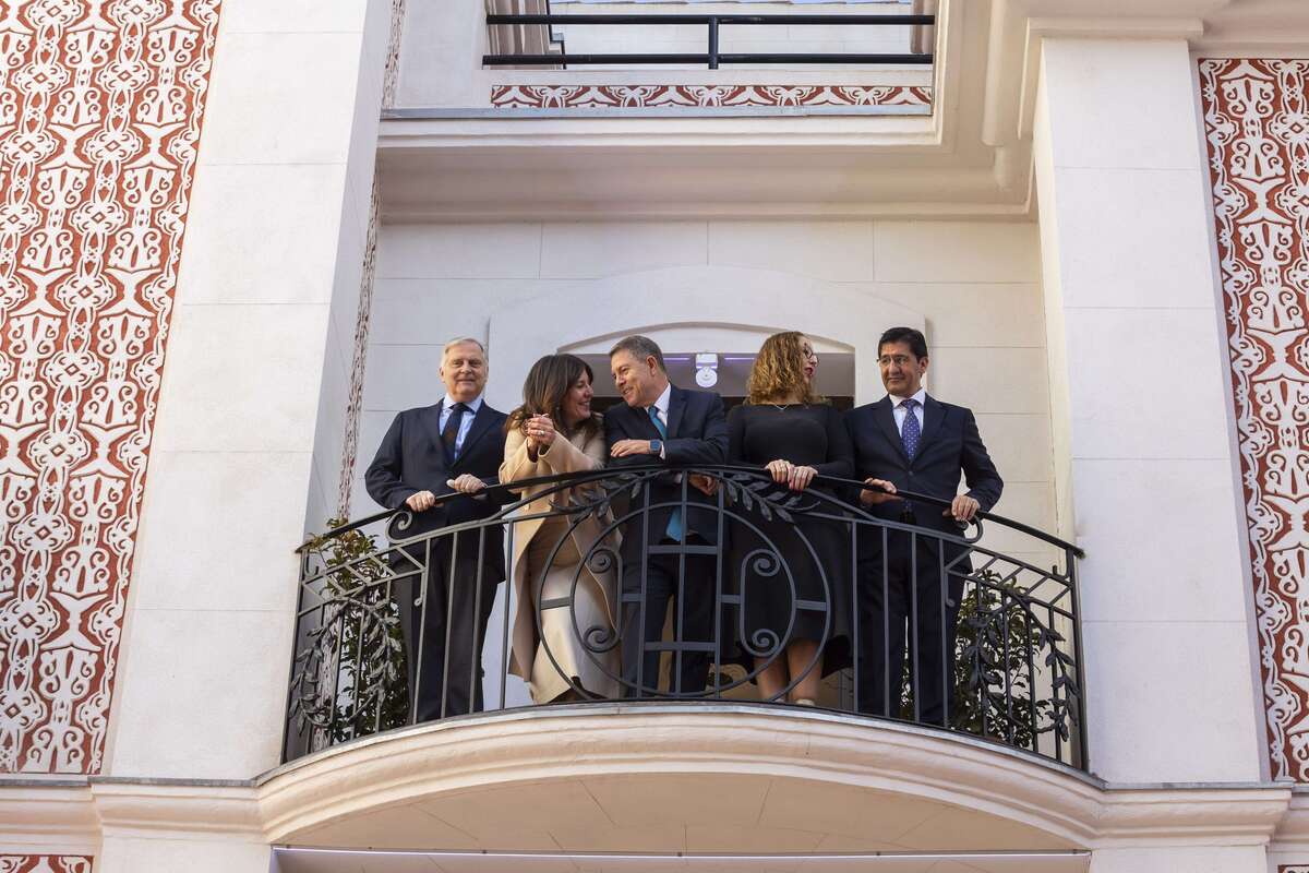 Emiliano García-Page inaugura el antiguo palacete de la Cruz Roja  / TOMÁS FDEZ. DE MOYA