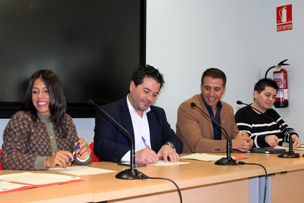 David Triguero y Carlos Yuste, en el centro, en la firma del convenio.