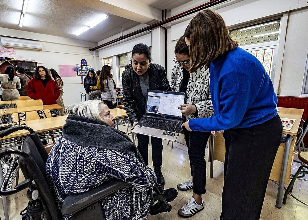 Estudiantes del ciclo muestran el mapa digital a Tomi Rodríguez, de la asociación Ciudad Accesible