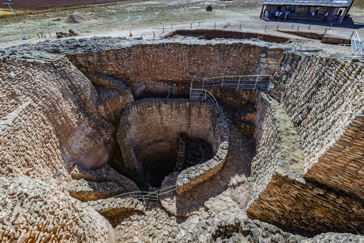 Motilla del Azuer en Daimiel, yacimiento de La Motilla del Azuer en Daimiel con la visita del alcalde de Daimiel Leopoldo Sierra  / RUEDA VILLAVERDE