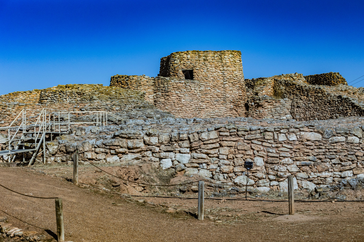 Motilla del Azuer en Daimiel, yacimiento de La Motilla del Azuer en Daimiel con la visita del alcalde de Daimiel Leopoldo Sierra  / RUEDA VILLAVERDE