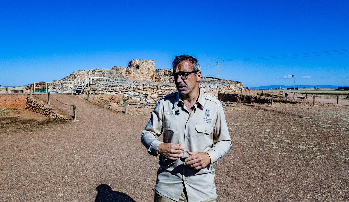 Motilla del Azuer en Daimiel, yacimiento de La Motilla del Azuer en Daimiel con la visita del alcalde de Daimiel Leopoldo Sierra  / RUEDA VILLAVERDE