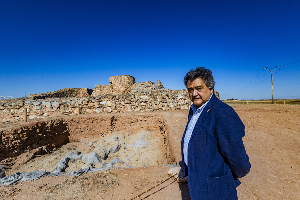 Motilla del Azuer en Daimiel, yacimiento de La Motilla del Azuer en Daimiel con la visita del alcalde de Daimiel Leopoldo Sierra  / RUEDA VILLAVERDE