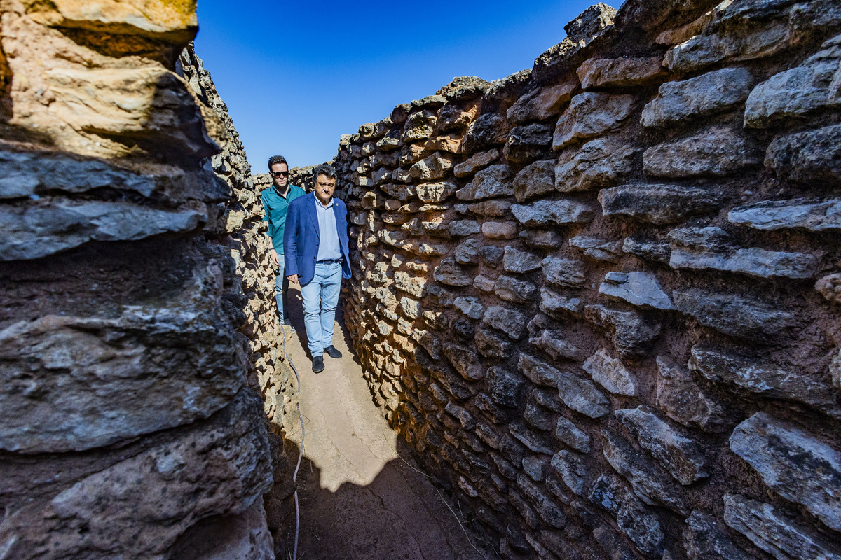 Motilla del Azuer en Daimiel, yacimiento de La Motilla del Azuer en Daimiel con la visita del alcalde de Daimiel Leopoldo Sierra  / RUEDA VILLAVERDE