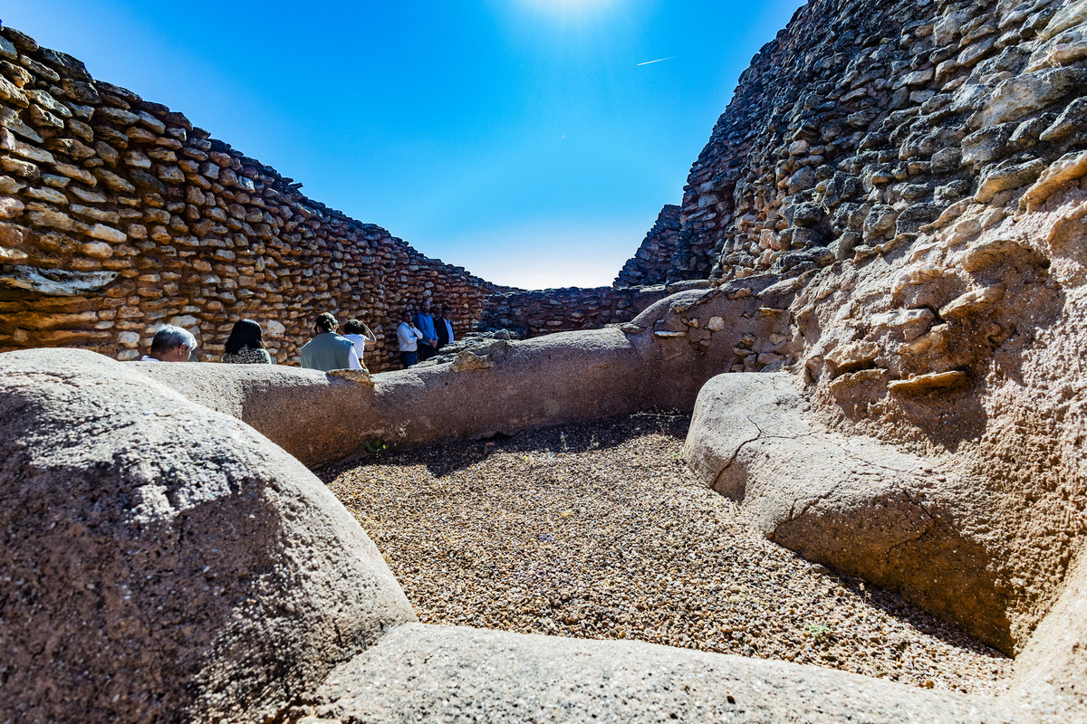 Motilla del Azuer en Daimiel, yacimiento de La Motilla del Azuer en Daimiel con la visita del alcalde de Daimiel Leopoldo Sierra  / RUEDA VILLAVERDE