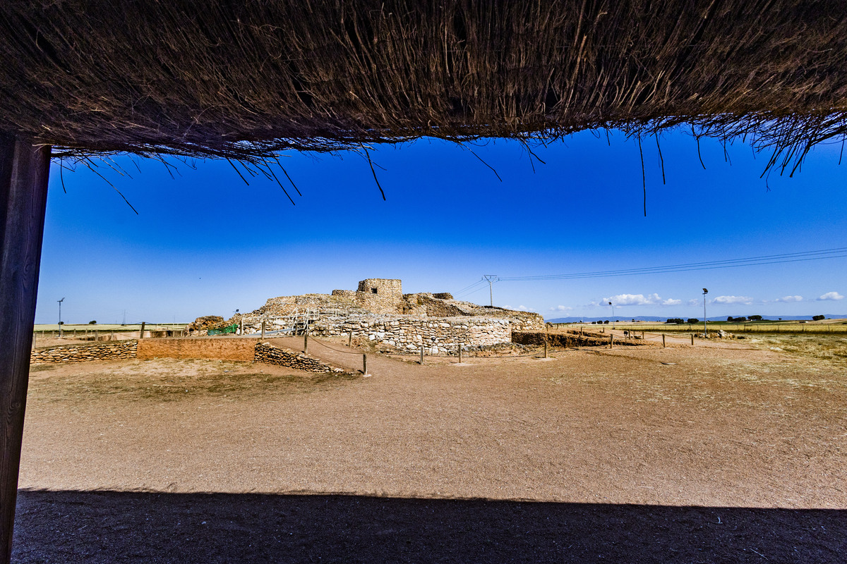 Motilla del Azuer en Daimiel, yacimiento de La Motilla del Azuer en Daimiel con la visita del alcalde de Daimiel Leopoldo Sierra  / RUEDA VILLAVERDE