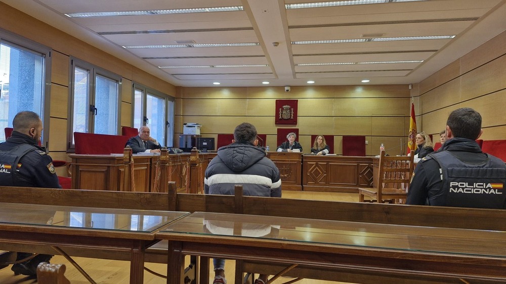 El acusado atiende al tribunal durante el juicio de conformidad.