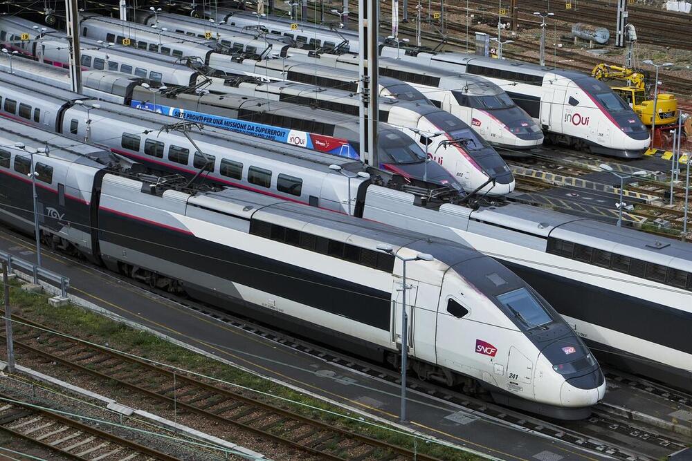 Trenes de alta velocidad en un depósito cerca de la capital de Francia, París (archivo)