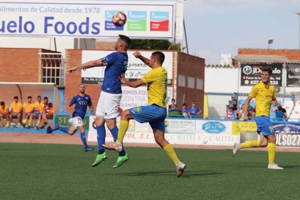 Megías, autor del 2-1, peina el balón.