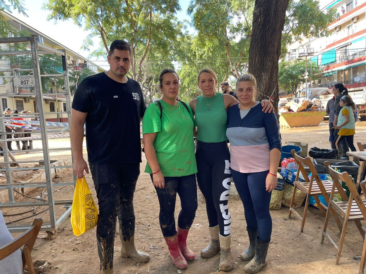 Voluntarios de Protección Civil de Ciudad Real, y policias Nacionales de Puertollano, participan en  la aayuda a los afectados de la DANA de Valencia en el pueblo de Catarroja, dana catástrofe, servicos de emergencia ende Ciudad Real en la Dana de Valenc  / JOSE MIGUEL BELDAD