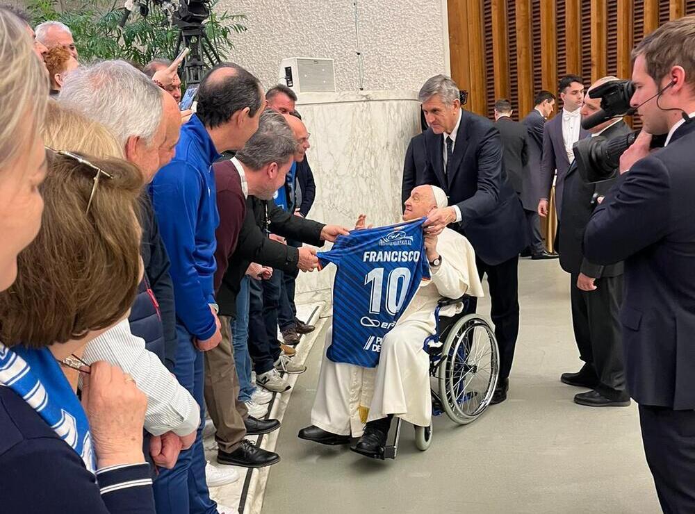 El papa Francisco, con su camiseta del Socuéllamos.