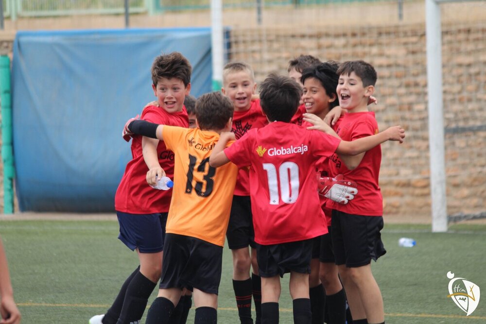 Los jugadores de uno de los equipos participantes festejan un gol.