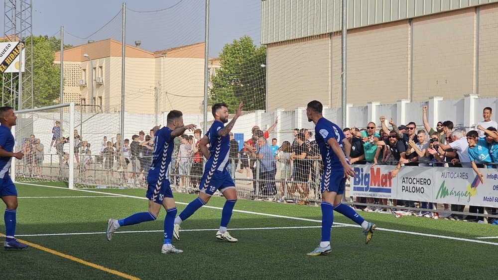 Los futbolistas del Manzanares celebran un gol.